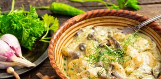 Бефстроганов из курицы с грибами