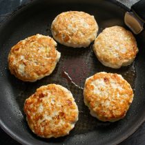 Переворачиваем и жарим с другой стороны.