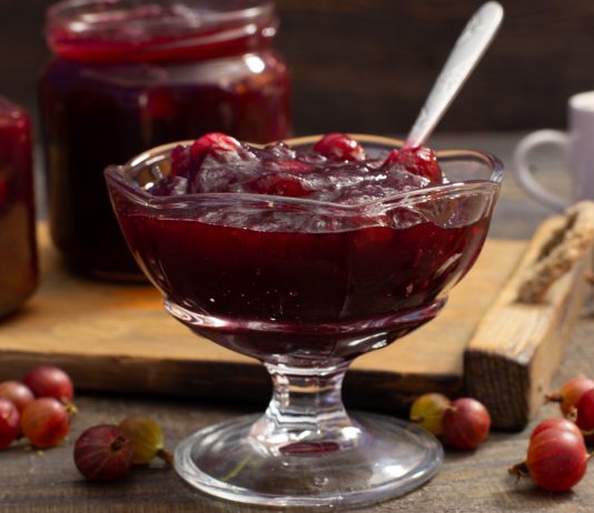 Джем из красного крыжовника с целыми ягодами