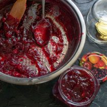 Раскладываем остывший джем в сухие банки, удаляем чистой ложкой воздушные карманы. Раскладываем остывший джем в сухие банки, удаляем чистой ложкой воздушные карманы.