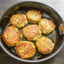 Переворачиваем оладьи, поджариваем с другой стороны до золотистой корочки.