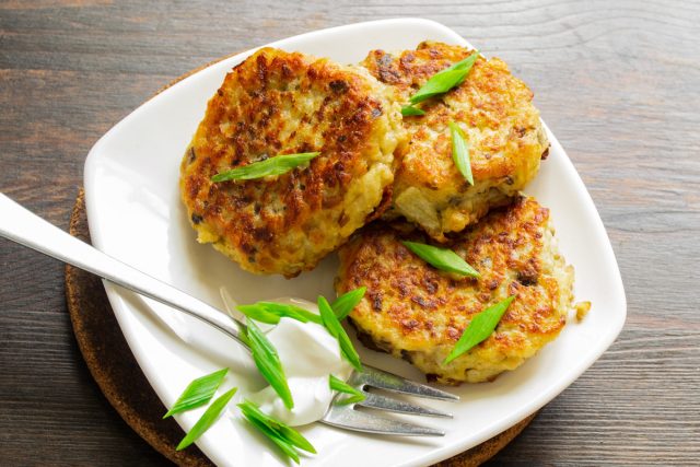 Грибные оладьи с картофелем посыпаем мелко нарезанным зеленым луком и подаем на стол со сметаной. Приятного аппетита!