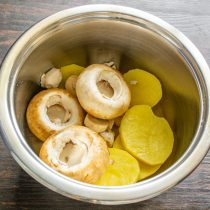 Кладем грибы и картофель в кастрюлю, наливаем горячую воду.