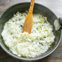 Репчатый лук нарезаем мелкими кубиками.