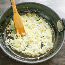 Лук солим по вкусу, на тихом огне обжариваем примерно 10 минут, пока не станет мягким.