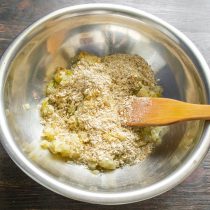 Смешиваем поджаренный лук с измельченными овсяными хлопьями.