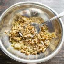 Отваренные шампиньоны пропускаем через мясорубку или перемалываем в блендере.