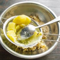 Вареный картофель протираем столовой ложкой сквозь сито.