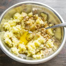 Вымешиваем тесто несколько минут.