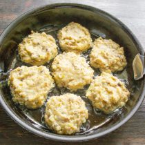 Жарим до золотистой корочки примерно 3 минуты с одной стороны.