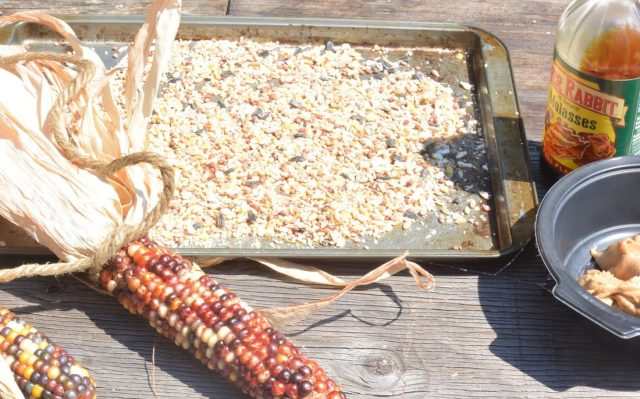 Также можно подвешивать початки кукурузы, кочаны капусты, веники из сушёной травы или ботвы.