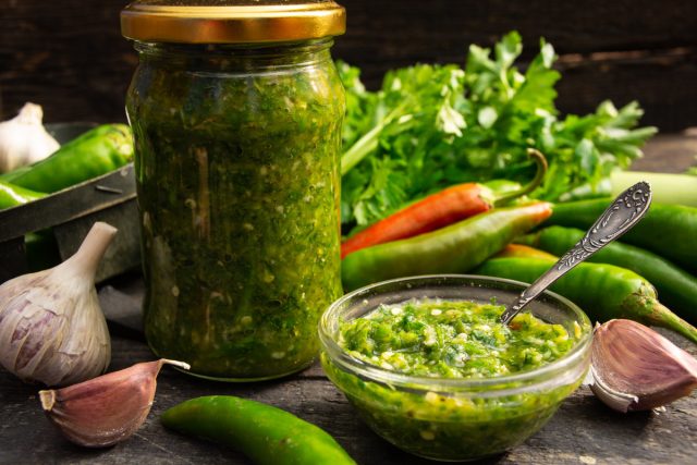 У нас самая любимая заготовка из зелени - аналог абхазской зелёной аджики. По сути, ферментированная смесь зелени.