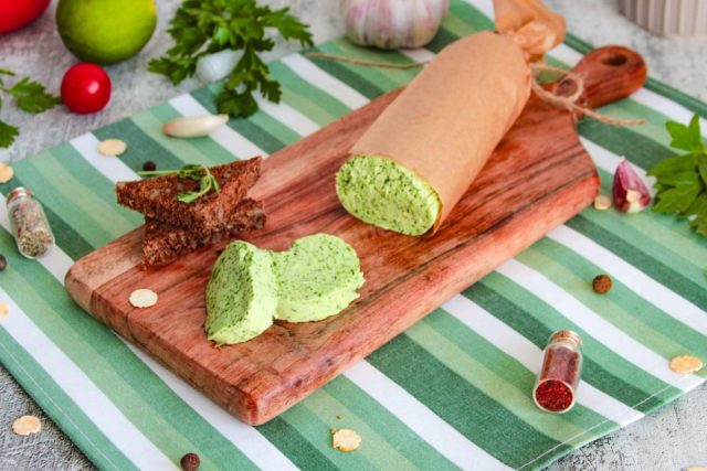 Использование сала - на бутерброды. Масло используется шире: на бутерброды, для обмазки мяса, птицы и рыбы перед запеканием, для добавления в готовые гарниры, соусы.