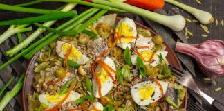 Рыбный салат с сайрой и оливками