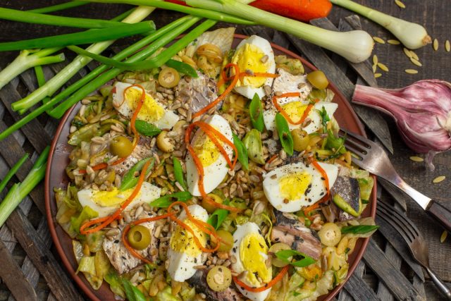 Рыбный салат с сайрой и оливками