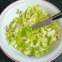 Салат айсберг нарезаем широкими полосками.
