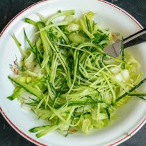 Свежий огурец нарезаем тонкими стружками, как корейскую морковку.