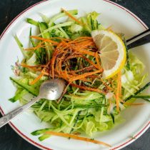 Морковь также режем тонкими стружками или берём пару столовых ложек готовой морковки по-корейски.