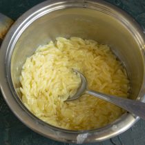 Отвариваем мелкие макароны до состояния аль-денте, солим по вкусу.