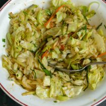 Остывшие макароны добавляем к овощному салату, хорошо перемешиваем.