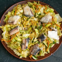 Из консервированной сайры выбираем косточки, выкладываем кусочки рыбы поверх овощей.