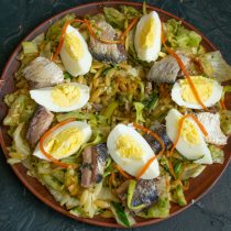 Выкладываем ломтики яиц рядом с кусочками рыбы.