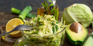 Салат из капусты и авокадо