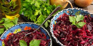 Тёплый салат из свёклы с жареным луком и базиликом