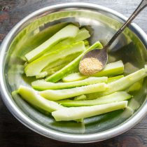 Посыпаем кабачки сушеным чесноком. Посыпаем кабачки сушеным чесноком.