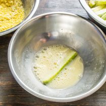 В отдельную миску разбиваем куриное яйцо, насыпаем щепотку соли, наливаем холодное молоко. В отдельную миску разбиваем куриное яйцо, насыпаем щепотку соли, наливаем холодное молоко.