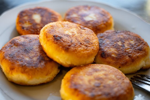 Домашние сырники из кислого творога. Немного неровные и даже некрасивые. Ели со сметаной, пока они ещё тёплые, и верили, что вкуснее ничего нет. Домашние сырники из кислого творога. Немного неровные и даже некрасивые. Ели со сметаной, пока они ещё тёплые, и верили, что вкуснее ничего нет.