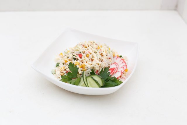 Салат из крабовых палочек, кукурузы, варёных яиц и риса, заправленный майонезом. Яркий, праздничный салат, популярный на постсоветских праздниках, доступный и простой в приготовлении. Салат из крабовых палочек, кукурузы, варёных яиц и риса, заправленный майонезом. Яркий, праздничный салат, популярный на постсоветских праздниках, доступный и простой в приготовлении.