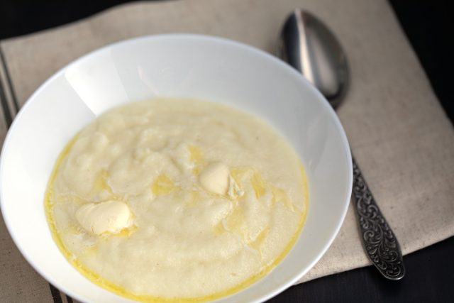 Тарелка манки с комочками, которую в детстве ели через силу. Плёнка на поверхности, сахар сверху — и споры о том, вкусно это или пытка. Тарелка манки с комочками, которую в детстве ели через силу. Плёнка на поверхности, сахар сверху — и споры о том, вкусно это или пытка.