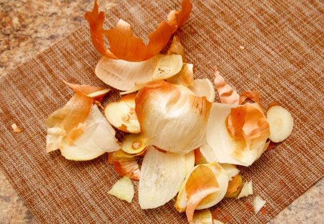 Делаю настой из шелухи и чеснока, опрыскиваю огурцы. Пахнет сильно, зато помогает. Без химии.