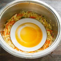 Один раз в день капусту нужно перемешать – выпустить образовавшиеся пузырьки воздуха. Один раз в день капусту нужно перемешать – выпустить образовавшиеся пузырьки воздуха.