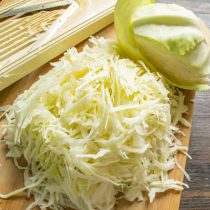 Шинкуем капусту узкими тонкими полосками, чем тоньше, тем лучше. Шинкуем капусту узкими тонкими полосками, чем тоньше, тем лучше.