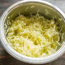 Руками перетираем капусту с солью. Руками перетираем капусту с солью.