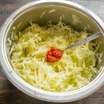 Далее добавляем пасту из перца чили и чеснока. Далее добавляем пасту из перца чили и чеснока.