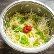 Нарезаем перец колечками. Нарезаем перец колечками.