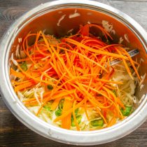 Натираем очищенную морковку на терке для овощей по-корейски. Натираем очищенную морковку на терке для овощей по-корейски.