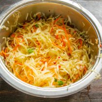 Утрамбовываем овощи, приминаем, пока не выделится сок. Утрамбовываем овощи, приминаем, пока не выделится сок.