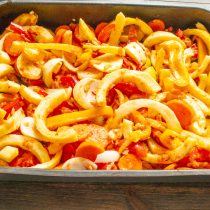 Ставим овощи в разогретый духовой шкаф. Ставим овощи в разогретый духовой шкаф.