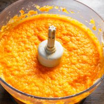 Немного остужаем запеченные овощи, выкладываем в чашу блендера. Немного остужаем запеченные овощи, выкладываем в чашу блендера.