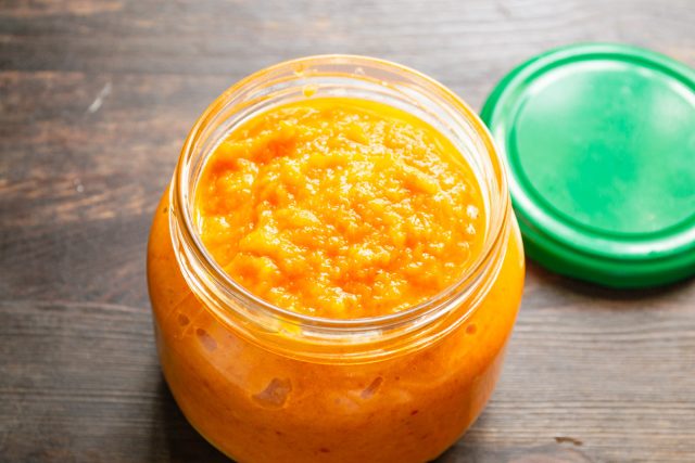 Фасуем кабачковую икру в сухие стерилизованные банки. Фасуем кабачковую икру в сухие стерилизованные банки.