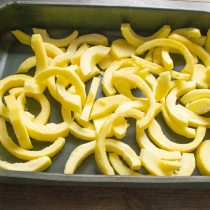 Нарезаем очищенные кабачки ломтиками толщиной около сантиметра. Нарезаем очищенные кабачки ломтиками толщиной около сантиметра.