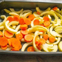 Скоблим морковь, нарезаем толстыми кружочками. Скоблим морковь, нарезаем толстыми кружочками.