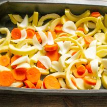 Лук нарезаем крупно, дольки чеснока можно оставить целыми. Лук нарезаем крупно, дольки чеснока можно оставить целыми.