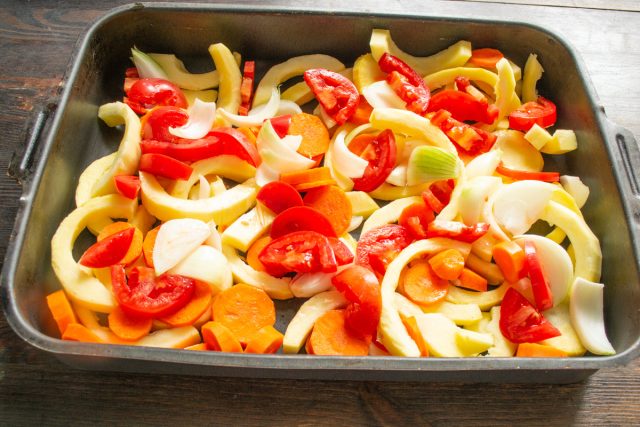 Красные помидоры нарезаем мелко. Добавляем к овощам нарезанные помидоры. Красные помидоры нарезаем мелко. Добавляем к овощам нарезанные помидоры.