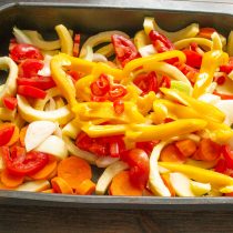 Добавляем перцы к остальным овощам. Добавляем перцы к остальным овощам.