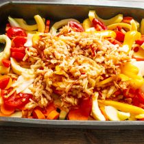 Сладкие яблоки очищаем от сердцевины, натираем на терке или режем соломкой. Сладкие яблоки очищаем от сердцевины, натираем на терке или режем соломкой.